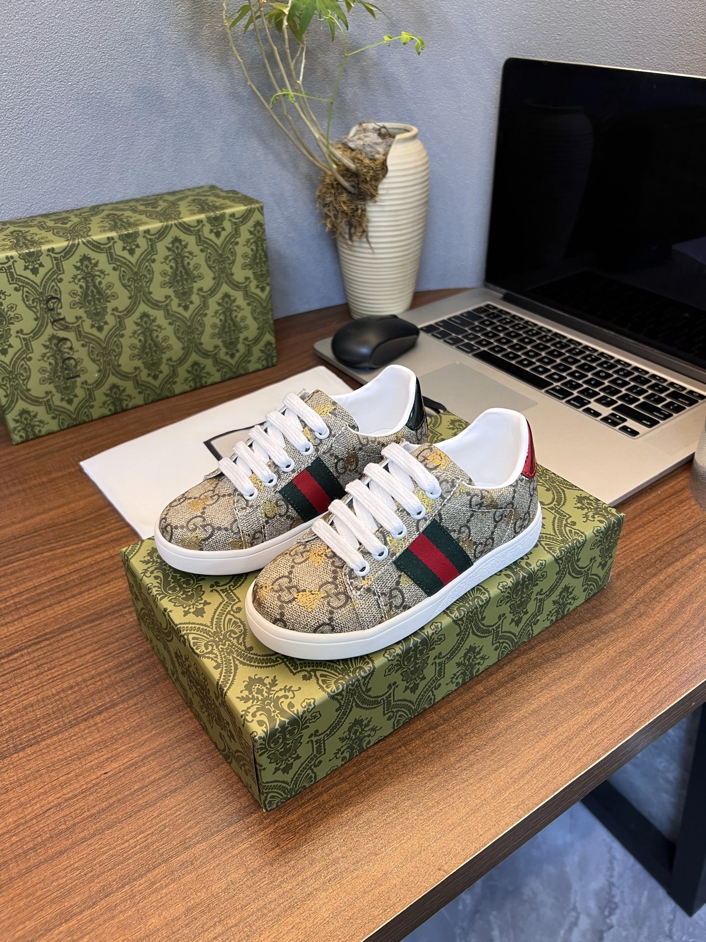 Children's shoes child